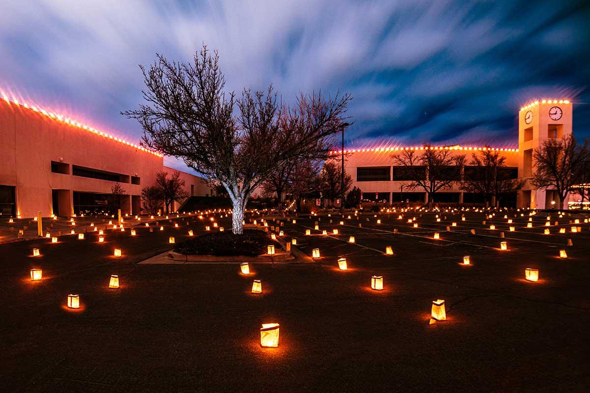 太阳集团娱乐场登陆网站 Campus during the luminarias.